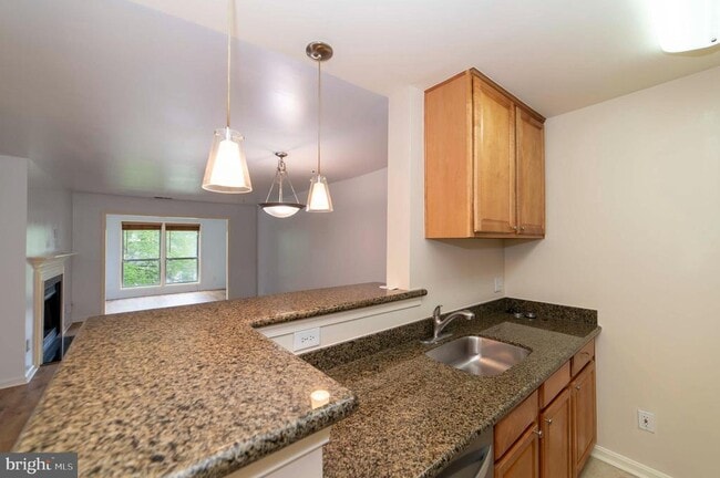 Building Photo - 3176 Summit Square Dr