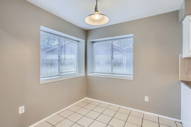Building Photo - 5607 Circlegate Dr