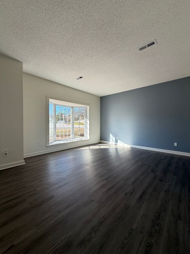 Building Photo - 4 bed | 2.5 bath | 2,630 sq ft