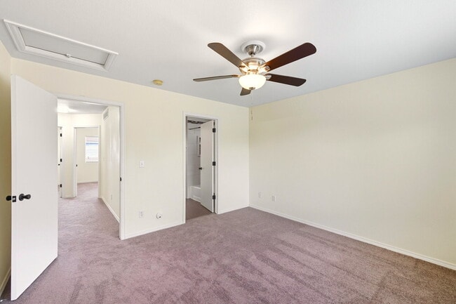 Building Photo - 3 Bed 2.5 Bath Home in Green Valley Ranch!