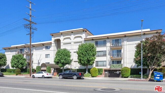 Building Photo - 12801 Moorpark St