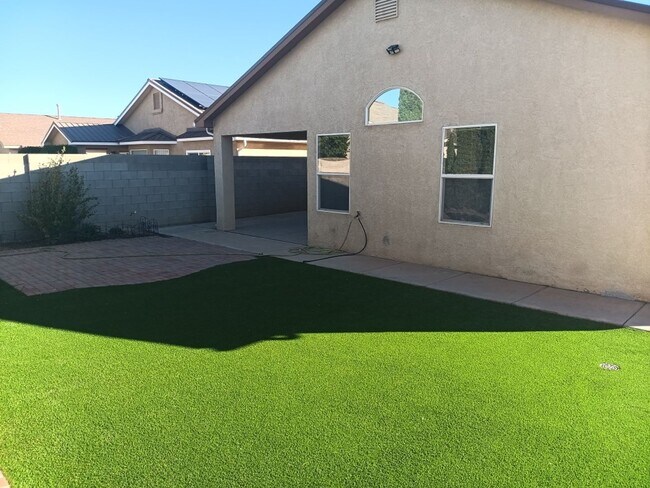 Building Photo - 3 Bedroom, 2 Bathroom Home! Schedule a Showing!