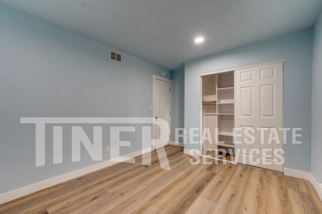 Building Photo - 324 Bridge Pl