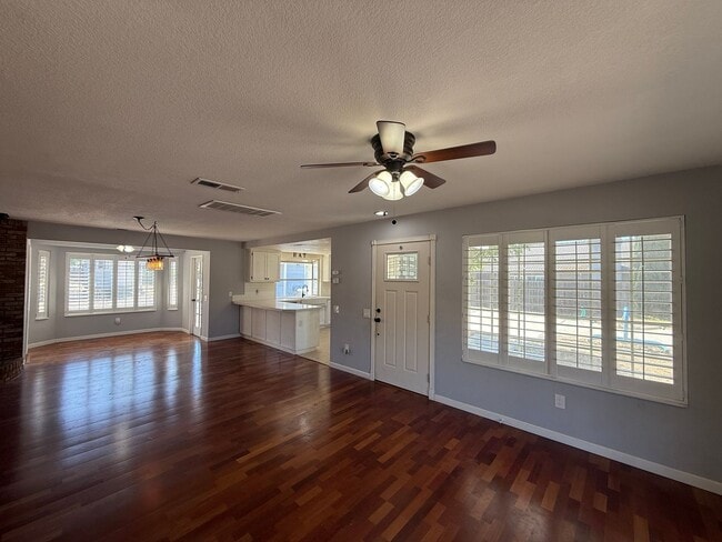 Building Photo - Charming 3BD/3BA Home in Ramona with Large Backyard, 2-Car Garage & In-Unit Laundry