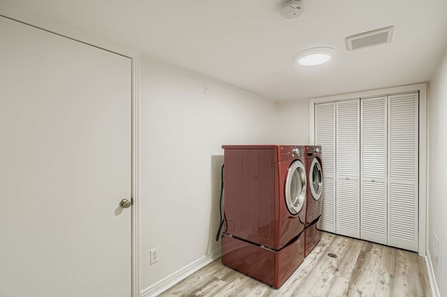 Building Photo - Beautifully Renovated Townhouse in Glendale Near Infinity Park