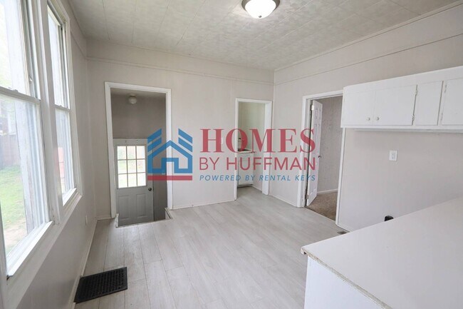 Building Photo - Two Bedroom House