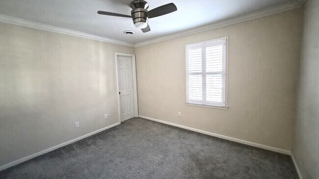 Building Photo - Great Two Bedroom Townhouse Convenient to Downtown Greenville!