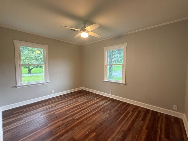Building Photo - 4 Bedroom 1 Bathroom Home Located in Greeneville, TN