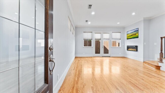 Building Photo - 931 W 23rd St