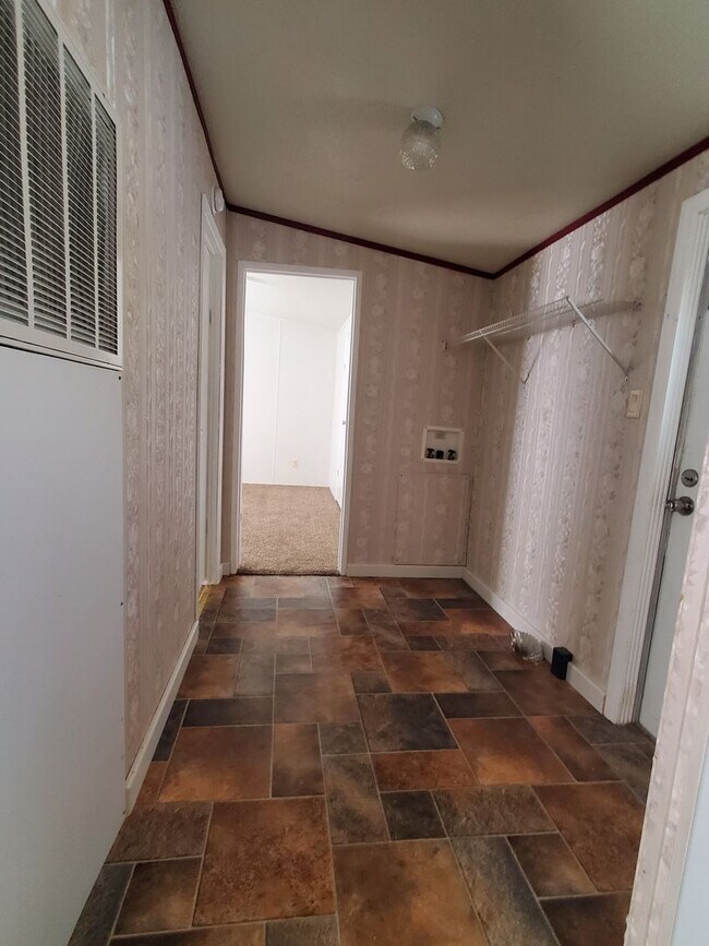 Building Photo - Ready to Move in