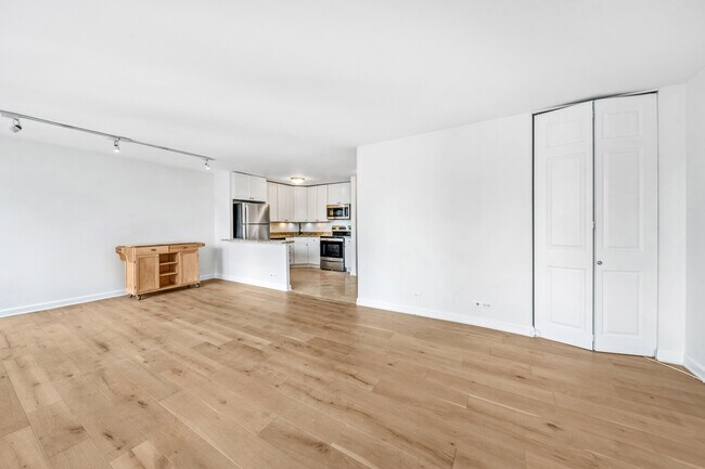 Building Photo - 111 E Chestnut St