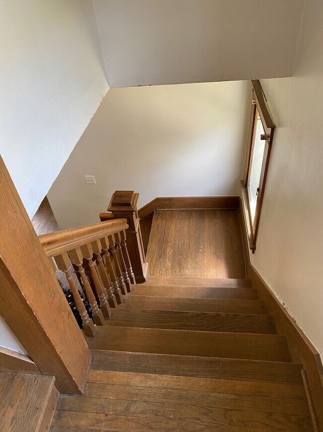 Building Photo - Beautiful 5 Bedroom/2.5 Bathroom Home in Popular Field Club Area