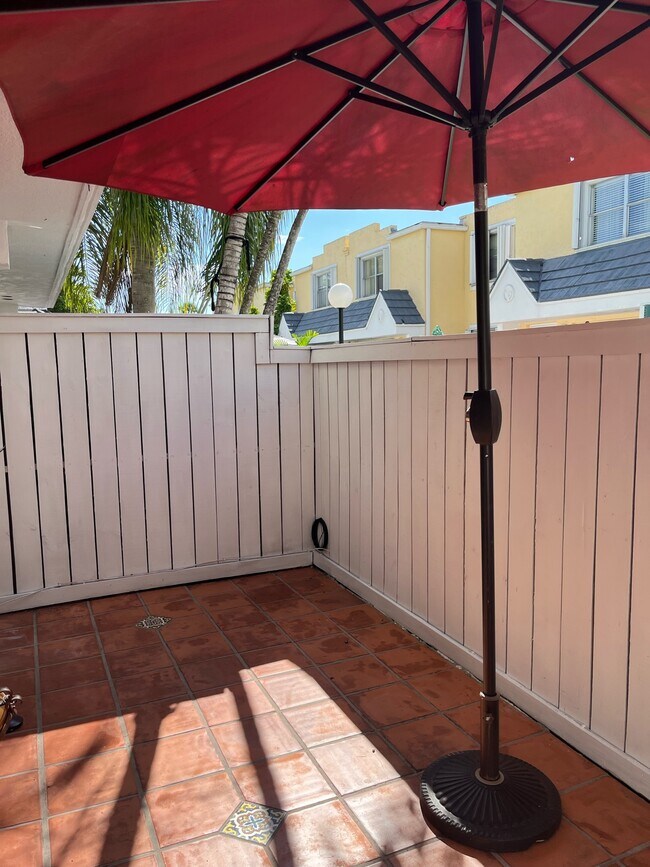 Private Patio - 4580 SW 68th Court Cir