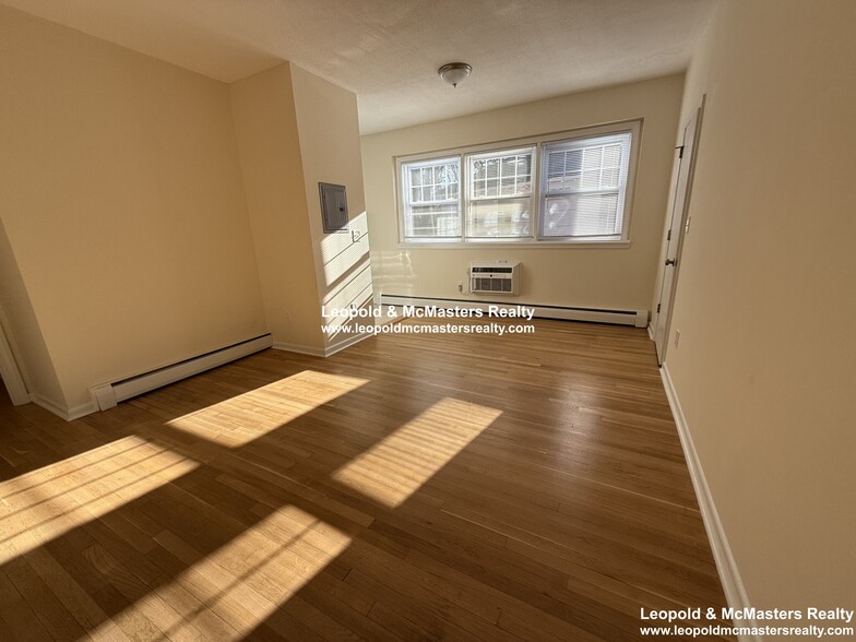 Building Photo - 2016 Commonwealth Ave