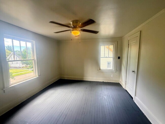 Building Photo - Four bedroom one bathroom home for rent
