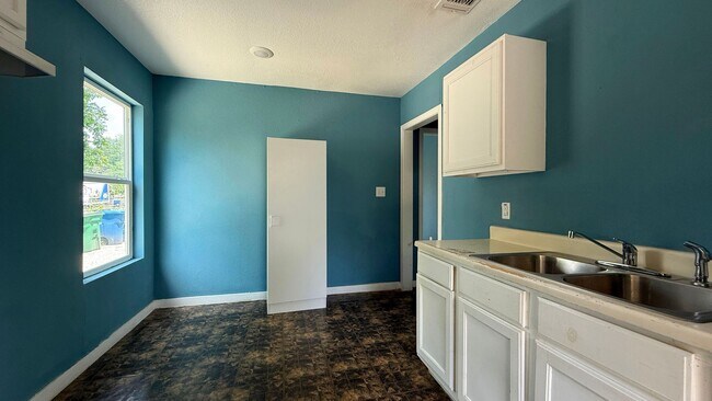 Building Photo - 520 W Mayfield Blvd
