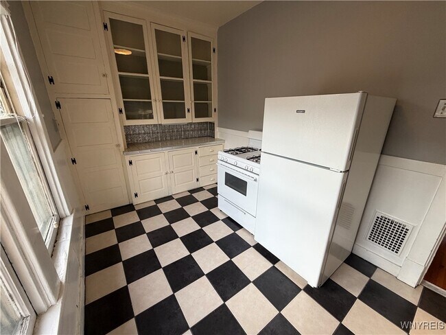 Building Photo - 180 Richmond Ave