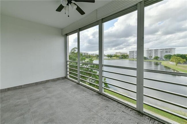 Building Photo - 2751 N Palm Aire Dr