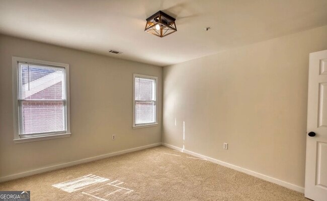 Building Photo - 2111 Highland Club Dr SE