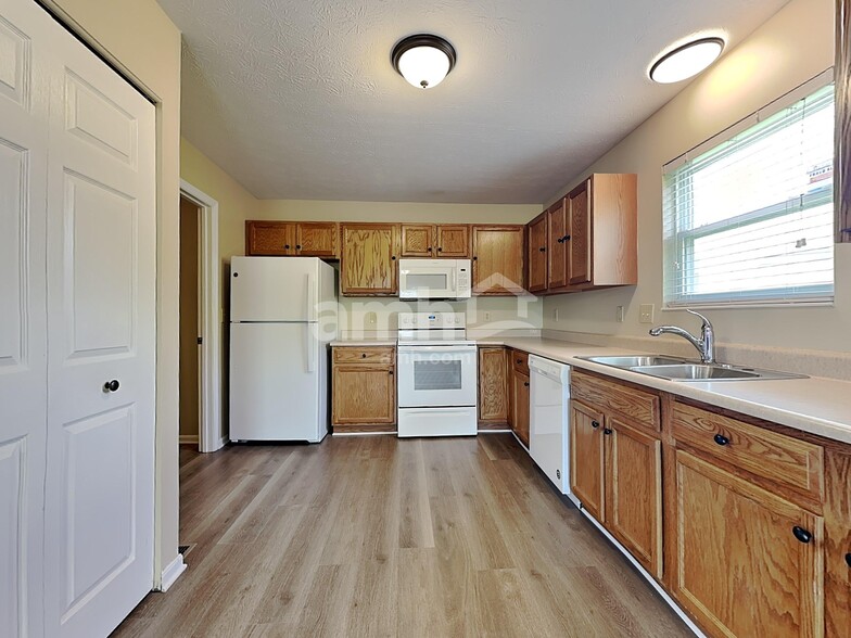 Building Photo - 200 Hedgington Ct