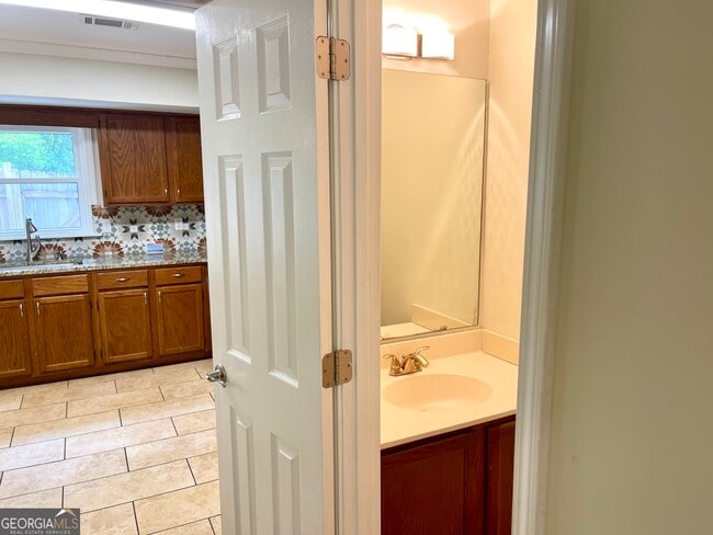 Building Photo - 696 Redland Dr