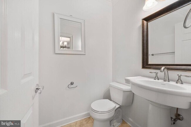 Building Photo - 2433 3rd St NE