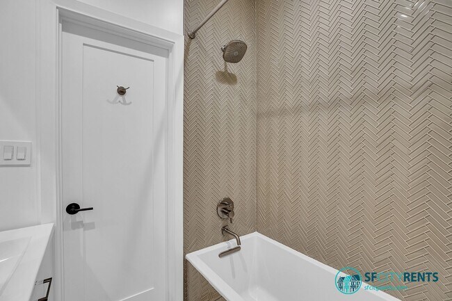 Building Photo - Russian Hill: Recently Remodeled Flat with In-Unit Washer & Dryer & A/C