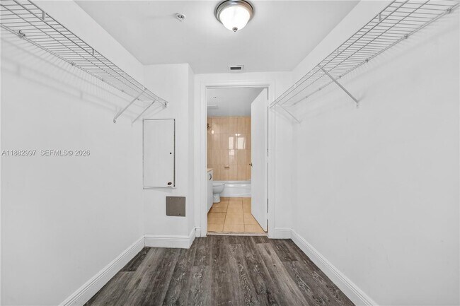 Building Photo - 1750 N Bayshore Dr