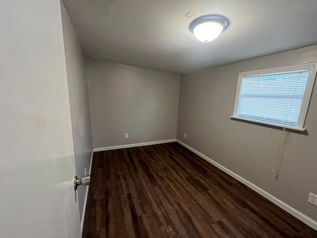 Building Photo - 3 bed 2 bath