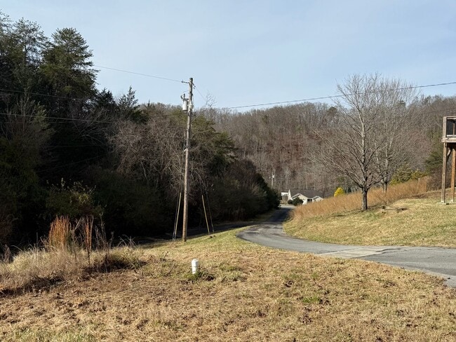 Building Photo - Private 3 bed 2bath house in North Johnson City! - Available NOW