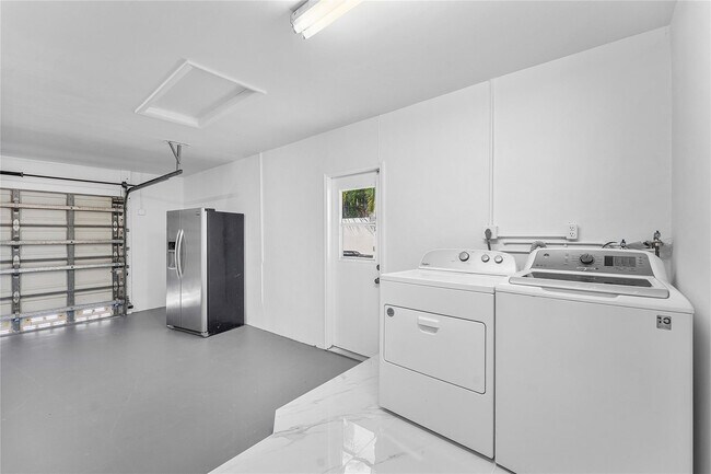 Building Photo - 2443 NE 26th St