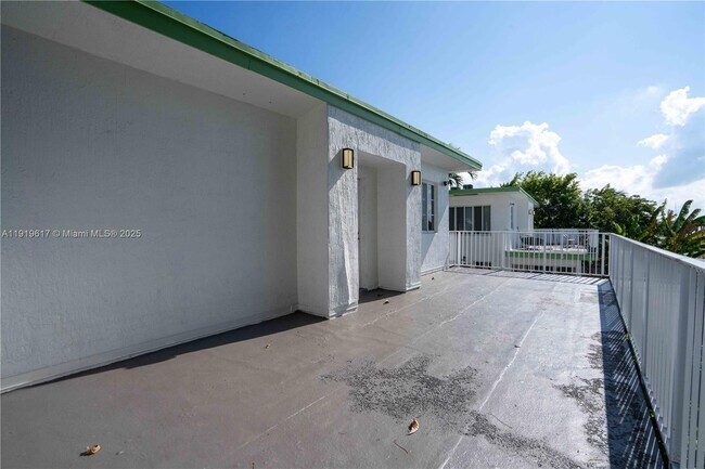 Building Photo - 2180 Bay Dr