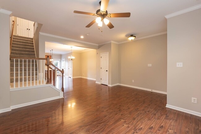 Building Photo - GORGEOUS Well maintained Two Bedroom Townhome!