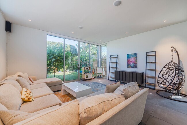 Building Photo - Stunning Custom Home in Del Rey