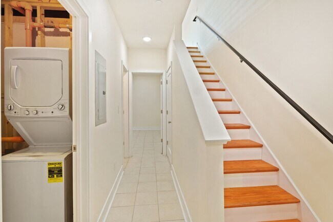 Building Photo - 2100 Sears St