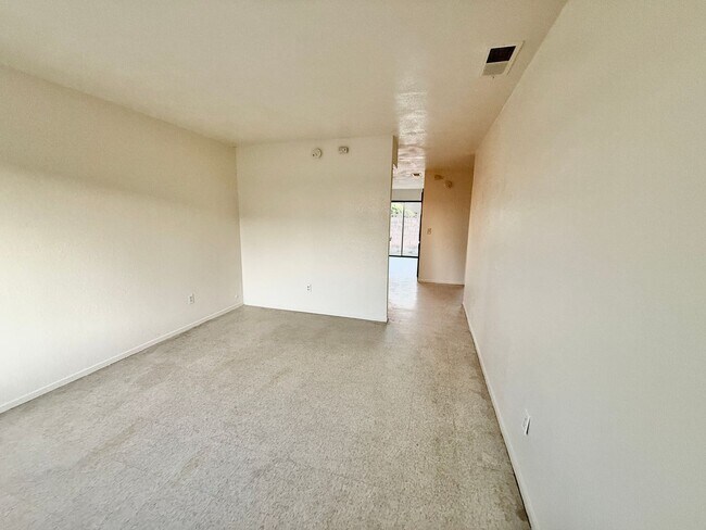 Building Photo - 2041