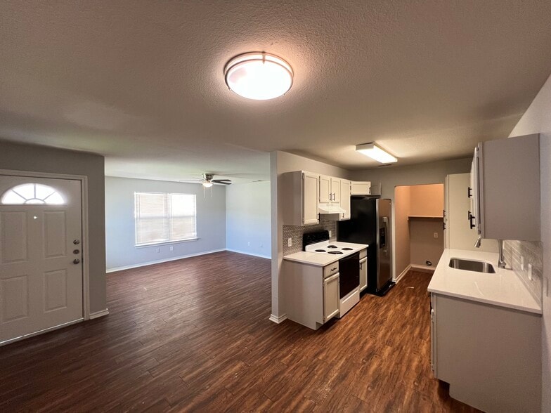 Building Photo - 8126 Marydean Ave