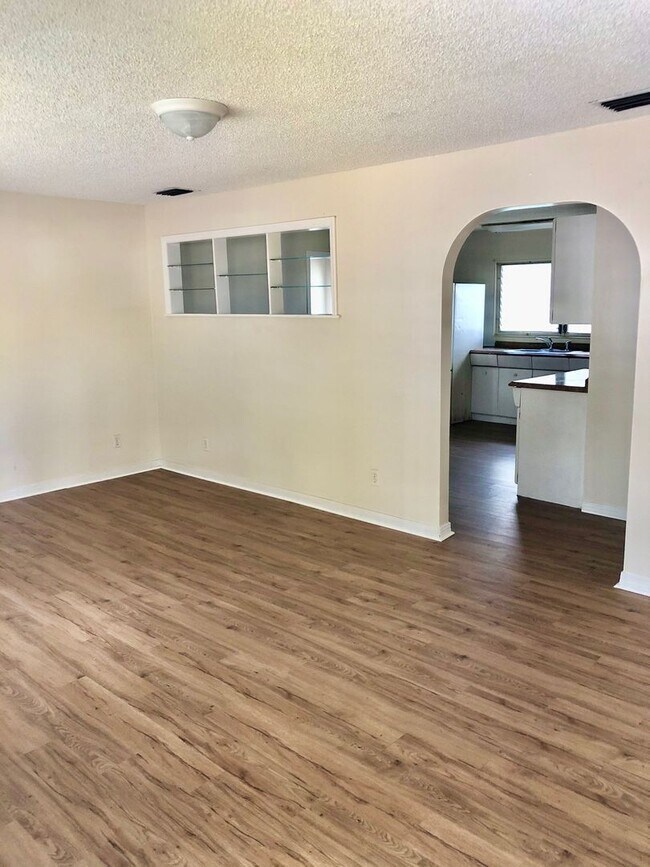 Building Photo - Beautiful 5BR/1BA Zephyrhills Home w/Brand...