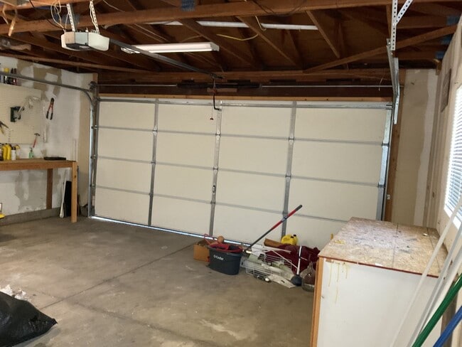 Building Photo - Chico 3 bed 2 bath home for rent, convenient location, neighborhood setting Garage, back yard