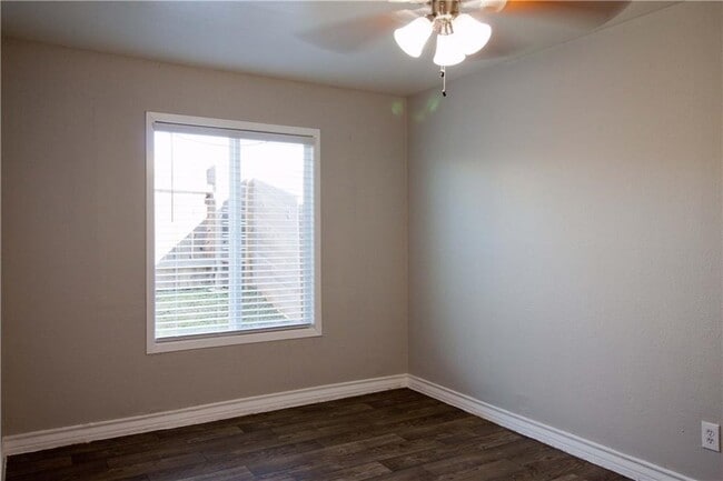 Building Photo - 2506 Manor Cir
