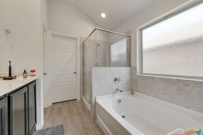 Building Photo - "Upgraded 3-Bed, 2-Bath Ranch Home Conveni...