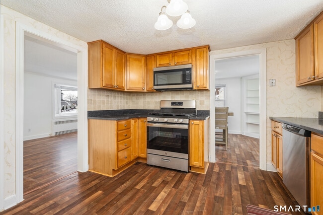 Building Photo - 783 Quaker Ln S