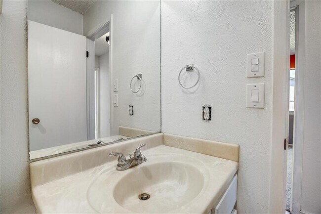 Building Photo - 605 Russet Valley Dr