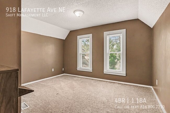 Building Photo - 918 Lafayette Ave NE