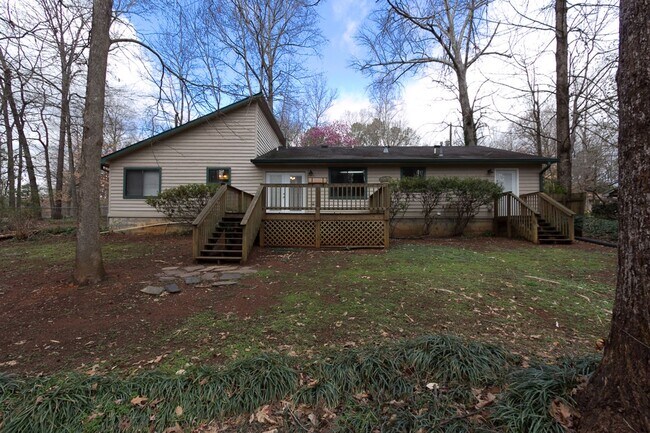 Building Photo - COMING SOON - Spacious 3 Bedroom, 2 Bathro...