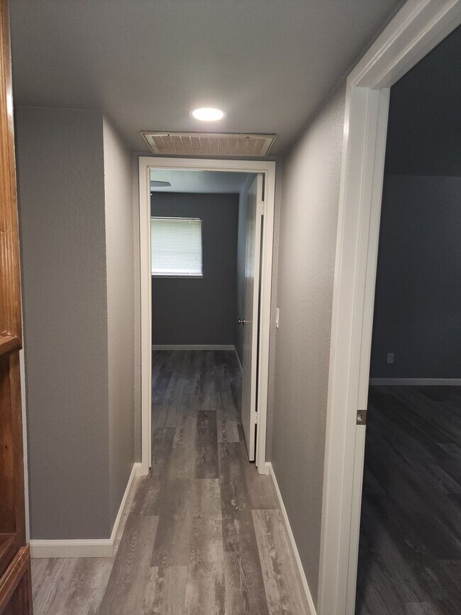 Building Photo - 8616-8618 La Riviera Dr