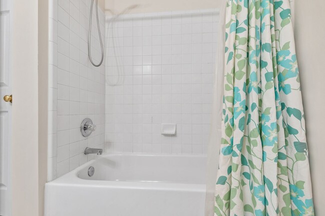 Building Photo - Lovely 3 bedroom townhome in fantastic Ral...