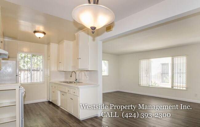 Building Photo - 145 N La Peer Dr