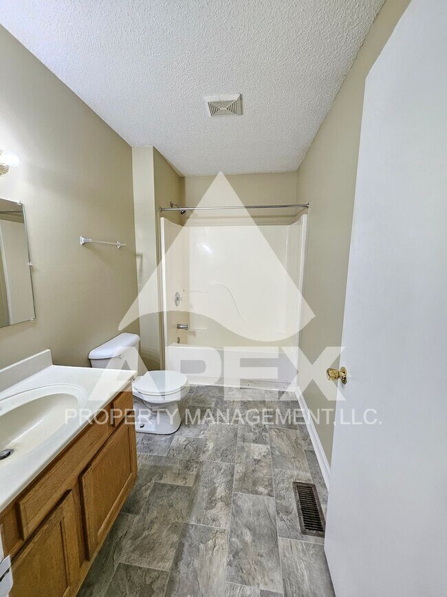 Building Photo - 3 Bd | 2 Ba Top Floor Condo in West Knoxville!