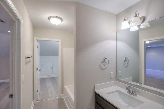 Building Photo - Well appointed Townhome